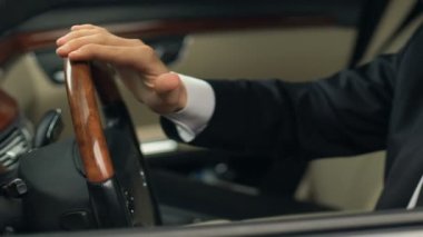 Genç işadamı mobilya yeni lüks araba salon, dokunmadan satınalma zevk