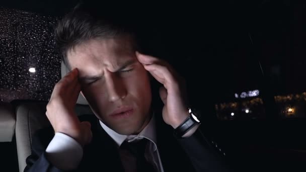 Przepracowany Człowiek Cierpi Ból Głowy Siedząc Tylnym Siedzeniu Samochodu Stres — Wideo stockowe