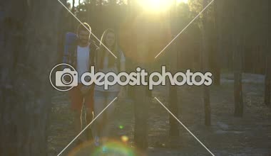 Ormanda kamp, harika manzara izlemek ve sarılma, hiking Turizm severler