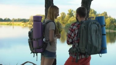 Kamp ile dinlenme ve scape izlerken erkek için buket