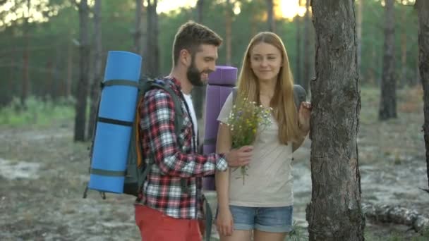 Marido Apresentando Buquê Flores Campo Para Esposa Lua Mel Floresta — Vídeo de Stock