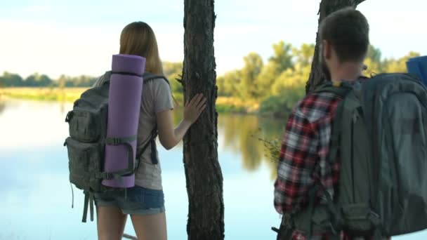 Boyfriend Presents Girlfriend Field Flowers Watching River Scape Green Tourism — Stock Video