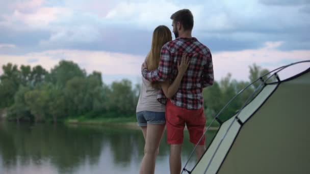 Mannen Att Göra Förslag Till Älskade Kvinna Vacker Skog Campingtur — Stockvideo