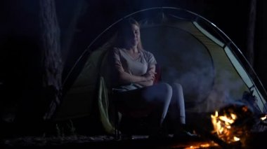 Erkek kapsayan sevgili ekose ile kamp ateşi, sevgi ve bakım ısınma