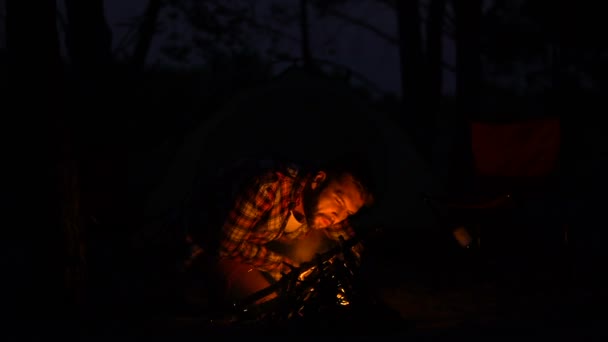 Arkadaş Grubu Alevler Üzerinde Üfleme Için Erkek Yapım Yangın Sakallı — Stok video