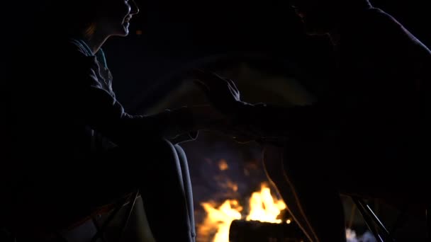 Silhouette Male Holding Girlfriends Hands Telling Scary Story Bonfire — Stock Video