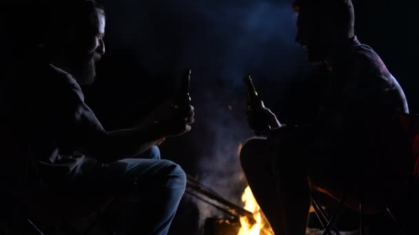 Two Friends Sitting Open Fire Night Drinking Beer Relaxing Time — Stock Video