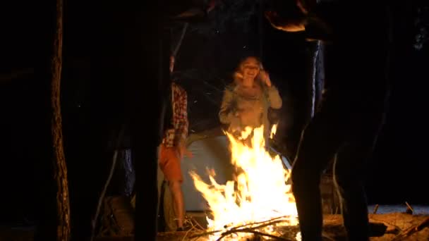 Ormanda Ateş Etrafında Dans Geceleri Neşeli Parti Arkadaşlarınızla Ritüel — Stok video