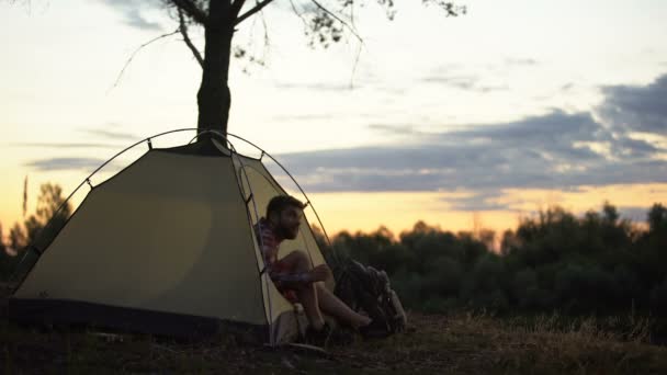 Camper Wydostać Się Namiotu Rano Rozciąganie Ziewanie Podziwiając Scape — Wideo stockowe