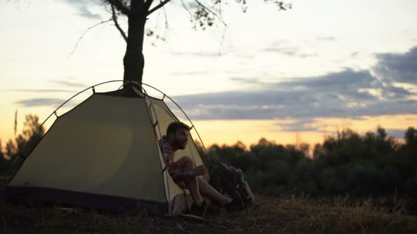 Camper Saindo Tenda Manhã Alongamento Bocejo Admirando Paisagem — Vídeo de Stock