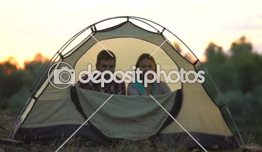 Komik çift sıkıştırma kubbe çadır ve göz kırpıyor, böcekler, camping koruması
