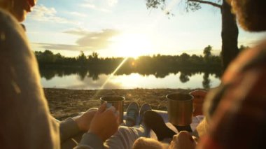 Bardak birlikte tungur, vahşi doğada akşam harcama, günbatımı, doğa izlerken Çift