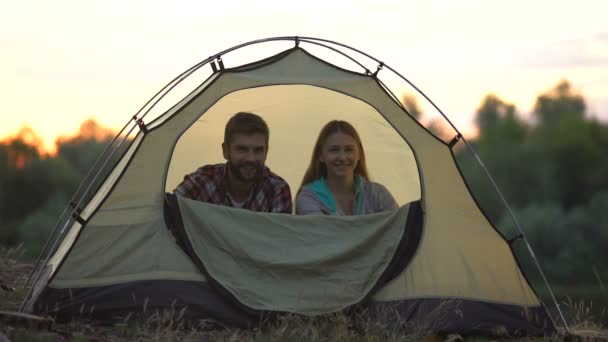 Grappige Paar Zippen Koepel Tent Knipogen Bescherming Tegen Insecten Camping — Stockvideo