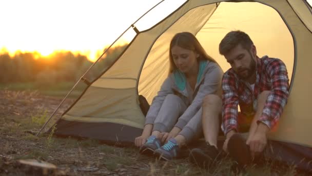 Viajantes Amarrando Cadarços Enquanto Sentado Tenda Sapatos Confortáveis Para Acampar — Vídeo de Stock