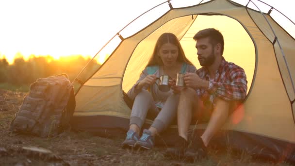 Touristes Drôles Profiter Parfum Boisson Tout Étant Assis Dans Tente — Video