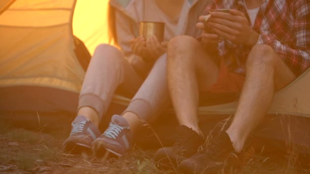 Amigos Zapatos Cómodos Sentados Tienda Tomando Senderismo Bosque — Vídeo de stock