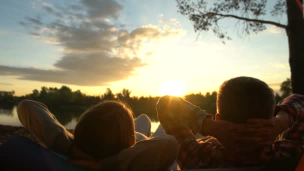 Ludzie Leżący Oglądanie Piękny Wschód Słońca Razem Beztroskie Dni Medytacja — Wideo stockowe