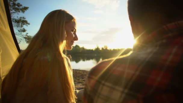 Paar Trinkt Wasser Und Beobachtet Schönen Sonnenuntergang Zelt Diskutiert Beziehung — Stockvideo