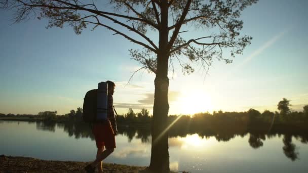 Camper Beundrer Fantastisk Udsigt Nyder Landskabet Enhed Med Naturen Vandreture – Stock-video
