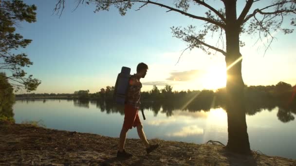 Кемпер Снимает Рюкзак Возле Лесной Реки Наслаждаясь Удивительным Ландшафтом Прогулка — стоковое видео