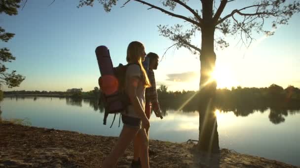 Backpackers Ciesząc Się Widokiem Malowniczym Zakątku Wakacje Camping Relaks — Wideo stockowe