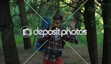 Ormanda erkek camper çalışıyor arama 911, kötü bağlantı, teknolojileri ve tamamen