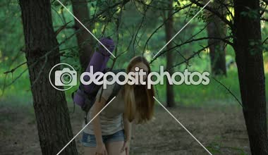 Yardım için çığlık trekking, lost ın ormanda, solo camper, orienteering kız