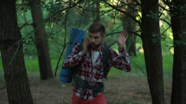 Perdu dans les bois campeur masculin essayant d'appeler 911, mauvaise connexion, technologies 