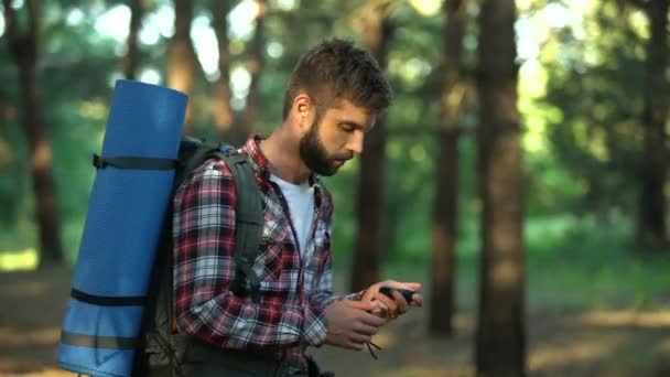 Man Verloren Het Bos Met Kompas Navigeren Manier Uitzoeken Van — Stockvideo