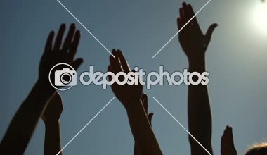 Bir grup insan eller, yetiştirme oylama açık havada, sosyal topluluk, konuşma