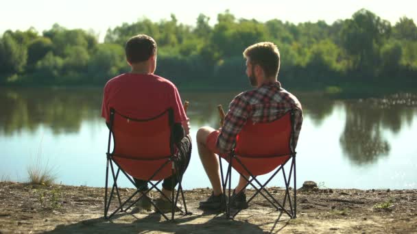 Amigos Infancia Sentados Orilla Del Río Bebiendo Cerveza Discutiendo Pesca — Vídeos de Stock