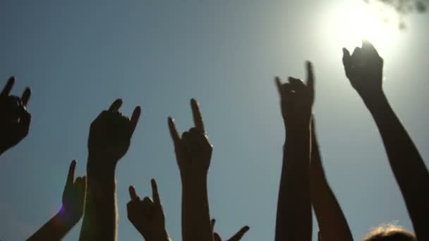 Levantó Las Manos Mostrando Señal Rock Los Cuernos Gesto Concierto — Vídeos de Stock