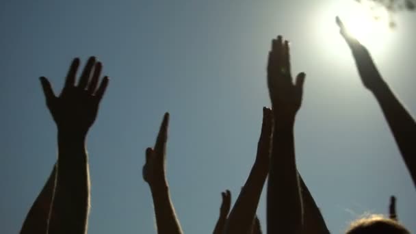 Ludzi Podnosząc Ręce Bije Brawo Koncert Impreza Rozrywka — Wideo stockowe