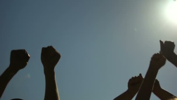 Кулаки Людей Вихованих Повітрі Протестують Завдають Удару Правах Людини — стокове відео