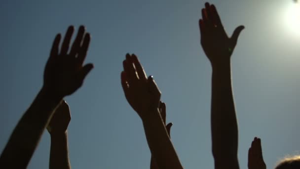 Groep Mensen Verhogen Handen Stemming Buitenshuis Sociale Gemeenschap Toespraak — Stockvideo