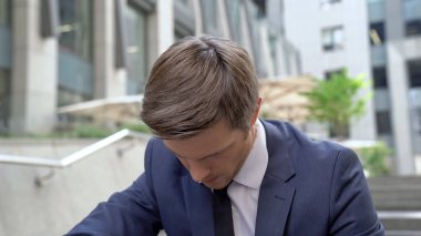 Umutsuz avukat mahkemeye Binası, başarısızlık yakınındaki merdiven üzerinde oturan, kaybedilen
