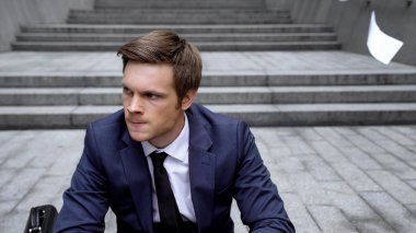 Mali uzman ile sözleşme, dışarı atma sahte bilgi hayal kırıklığına