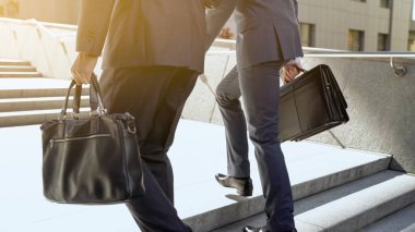 İki çalışanı, yukarı tırmanma başarılı başlangıç, tartışırken ekip çalışması planları