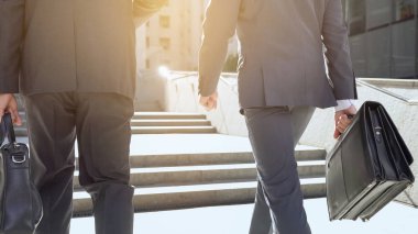 Yukarı tırmanma, başlangıç, başarı ekip tartışırken ofis çalışanları