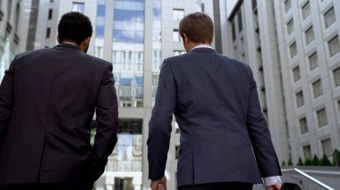 Çok ırklı meslektaşları İşletme Merkezi, yaklaşan proje başarı tartışıyor