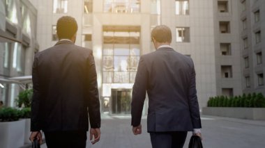 İş arkadaşlarınızla birlikte finansal piyasa çalışmasında tartışırken değişiklikleri çalışacağız