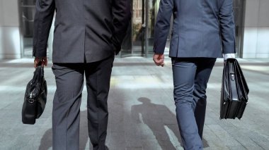 Deri çanta, holding ofis merkezi, yaklaşan işadamları gün başlangıç