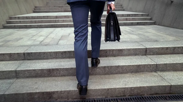 Мужчина Костюме Держит Кожаный Портфель Поднимаясь Лестнице Карьере Офисного Здания — стоковое фото