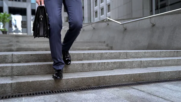 Empresário Descendo Escadas Segurando Pasta Indo Para Uma Reunião Importante — Fotografia de Stock