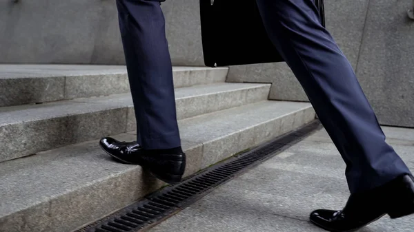 Homme Affaires Marchant Dans Les Escaliers Succès Dans Concept Carrière — Photo