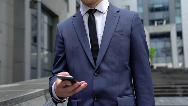 Hombre Formalwear Noticias Lectura Teléfono Inteligente Utilizando Aplicaciones Empresariales —  Fotos de Stock