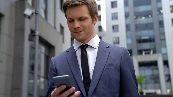 Sorrindo Mensagem Leitura Empresário Investimento Bem Sucedido Smartphone Inicialização — Fotografia de Stock
