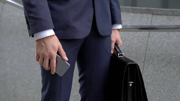 Uomo Giacca Cravatta Con Smartphone Valigetta Pelle Accessori Business — Foto Stock