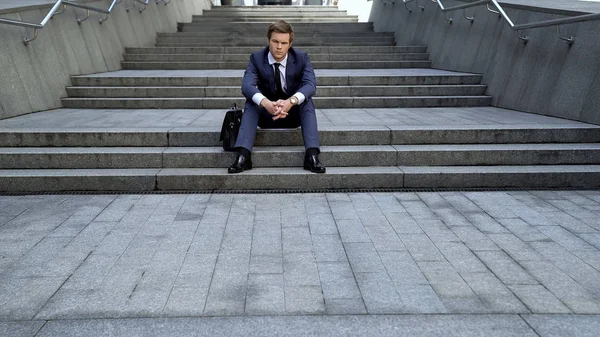 Pensive Masculino Sentado Escadas Perdeu Dinheiro Mercado Ações Falência Demissão — Fotografia de Stock