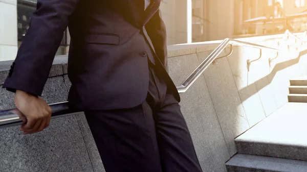 Afroamerikanische Büroangestellte Steht Auf Einer Treppe Der Nähe Eines Bürogebäudes — Stockfoto